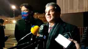 Joan Laporta atiende a la prensa frente al Auditori 1899 del Camp Nou / CAPTURA