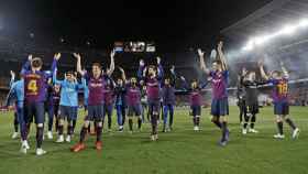 Una foto de los jugadores del Barça celebrando la Liga en el Camp Nou / FCB