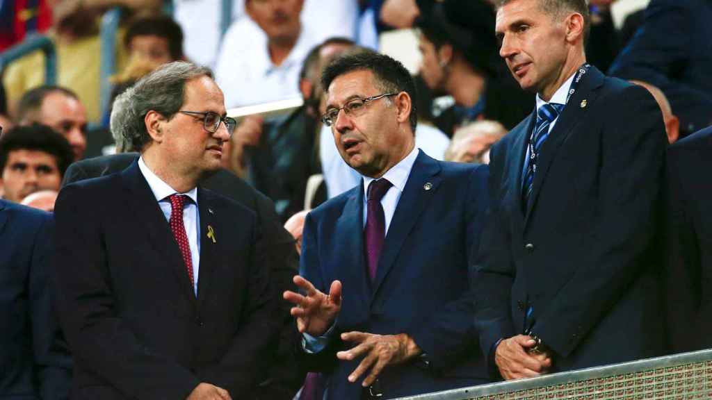 El presidente del Barça, Josep Maria Bartomeu, junto a Quim Torra i Delfí Geli en el palco del Camp Nou / EFE