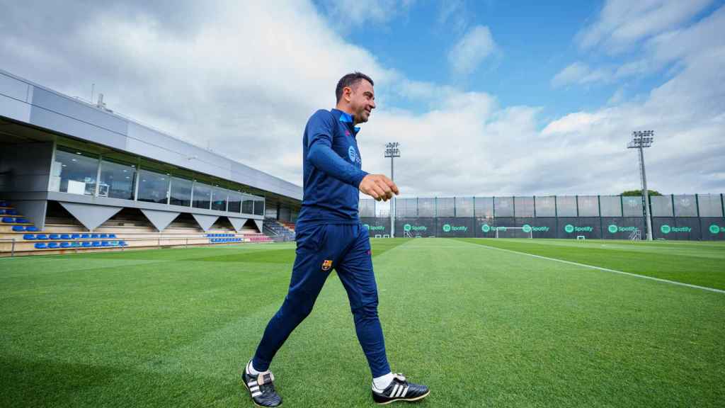 Xavi Hernández, sobre el campo de entrenamiento de la Ciutat Esportiva / FCB