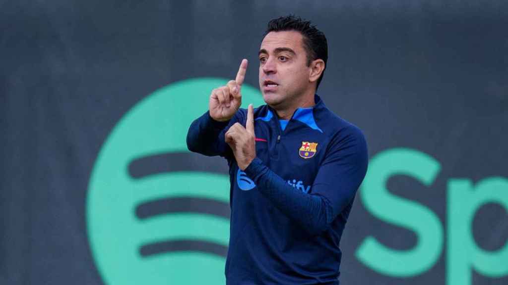 Xavi da indicaciones a sus jugadores ante de un entrenamiento / FCB