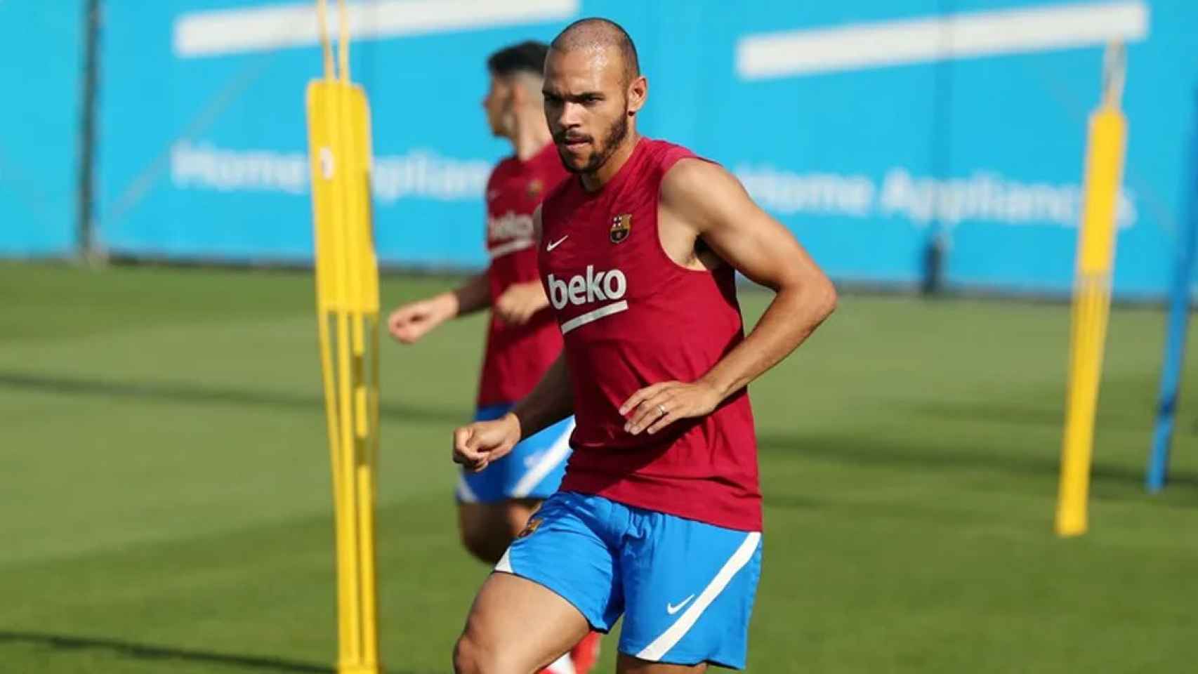 Braithwaite en un entrenamiento a las órdenes de Xavi / FCB