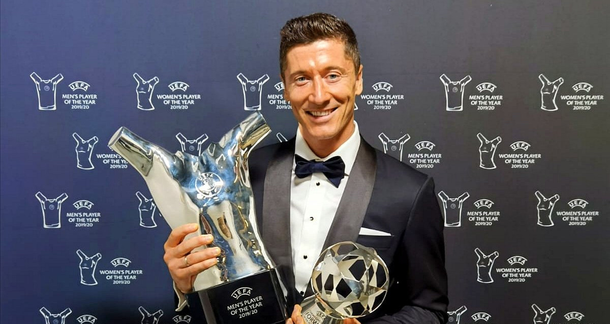 Robert Lewandowski, de traje, recibiendo dos premios de la UEFA en 2020 / Bayern