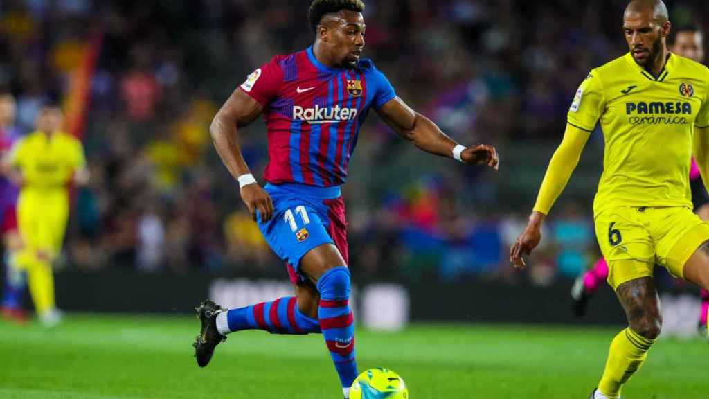 Adama Traoré, durante el partido contra el Villarreal en el Camp Nou / EFE