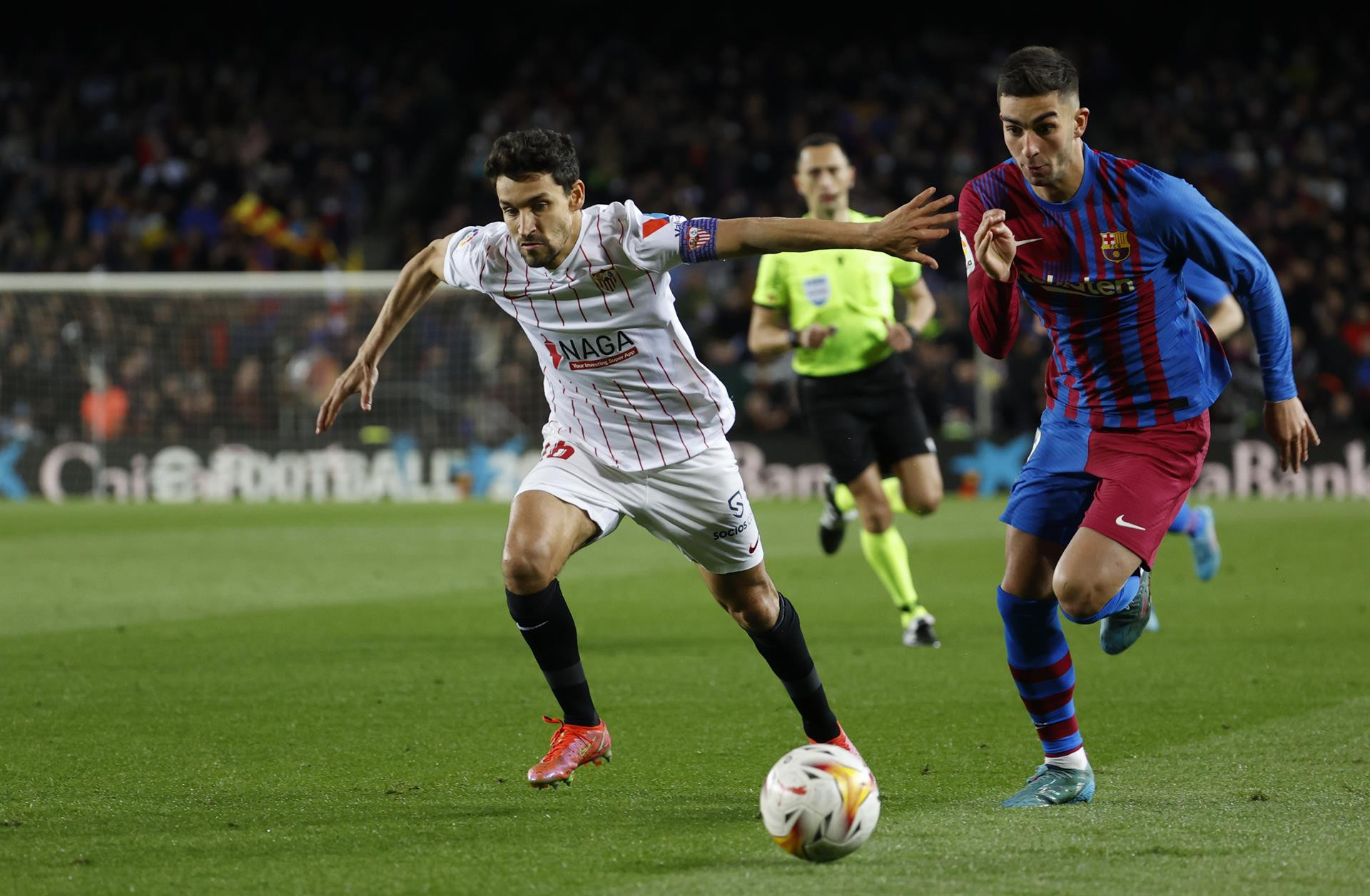 Ferran Torres encara a Navas en el Camp Nou / EFE