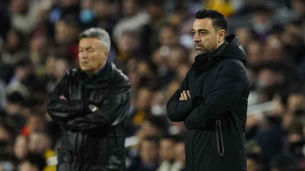 Xavi Hernández y Domènec Torrent, amigos y rivales en la Europa League / EFE