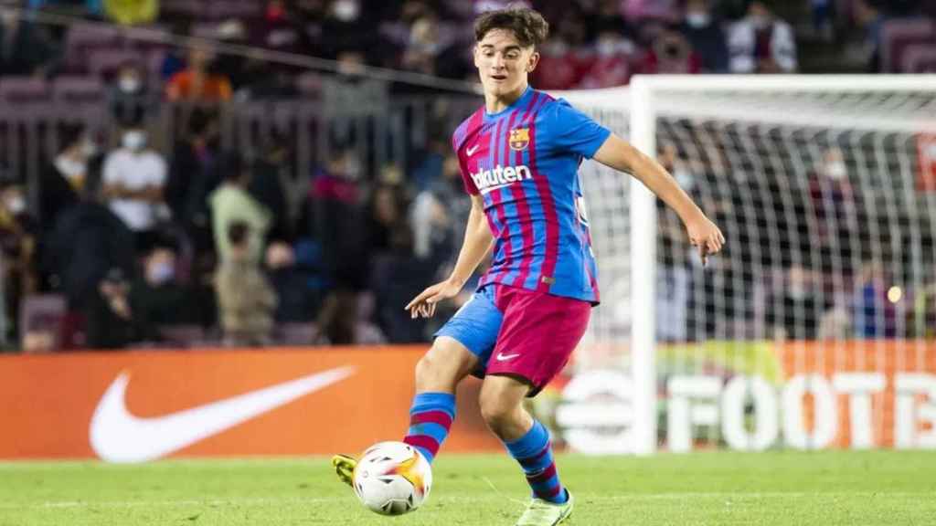 Gavi, en una acción en el Barça que juega con el Levante / FCB