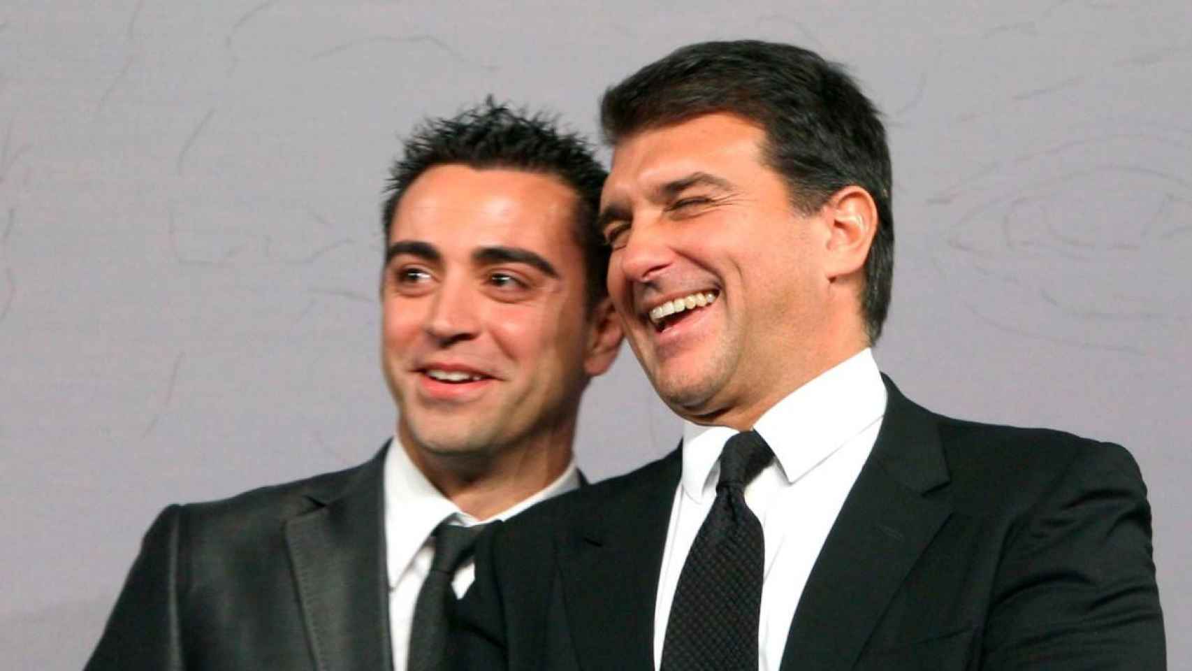 Laporta, junto a Xavi / EFE