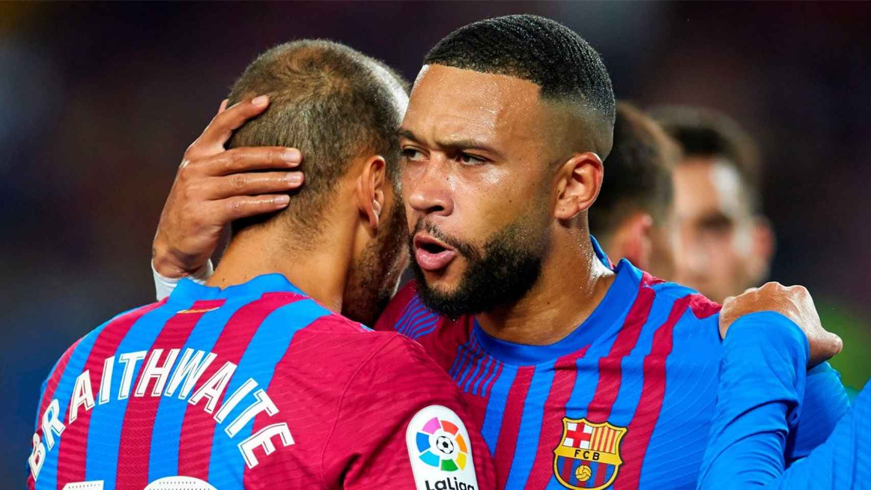 El abrazo entre Braithwaite y Memphis, protagonistas del triunfo culé / EFE