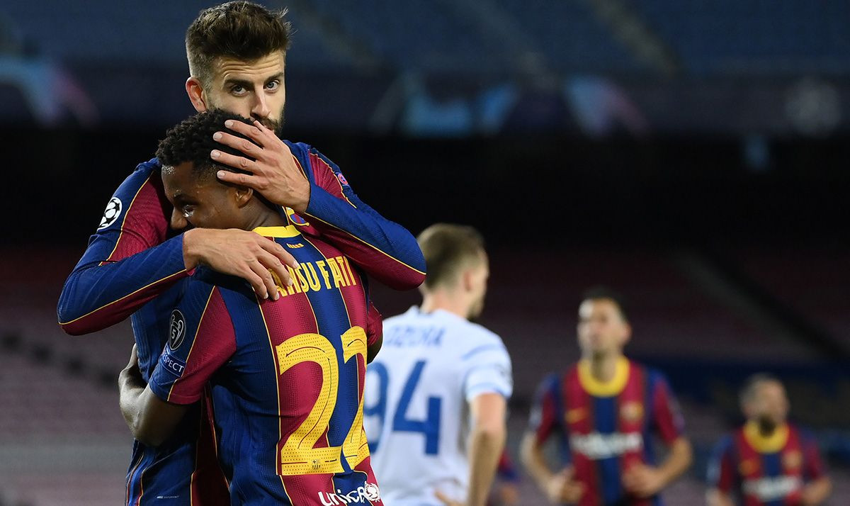 Gerard Piqué y Ansu Fati abrazados celebrando un gol ante el Dinamo de Kiev / REDES