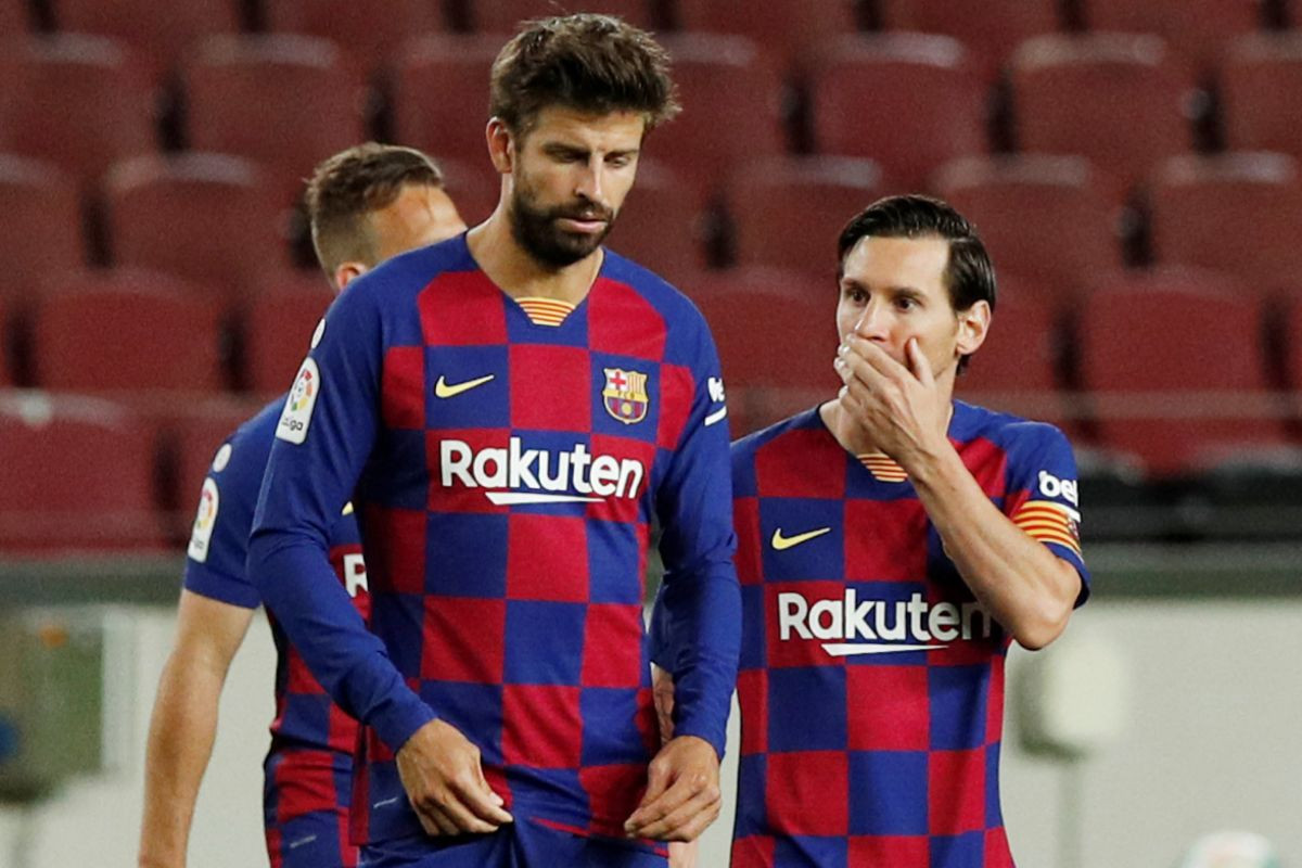 Gerard Piqué con Leo Messi en el Camp Nou / EFE