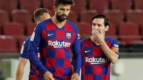 Gerard Piqué con Leo Messi en el Camp Nou / EFE