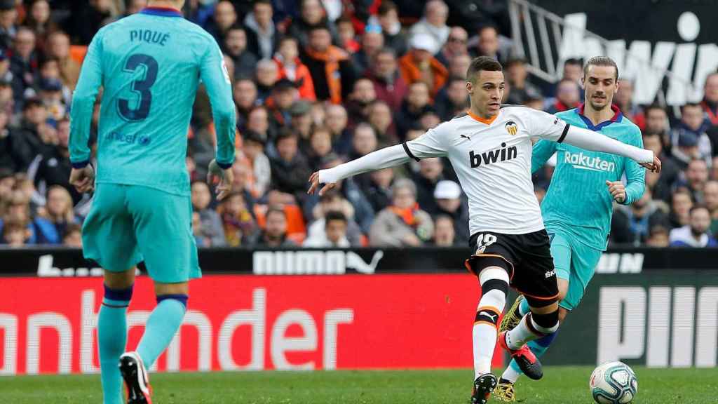 Rodrigo y Griezmann, en el último Valencia-Barça que se decantó para los locales / EFE