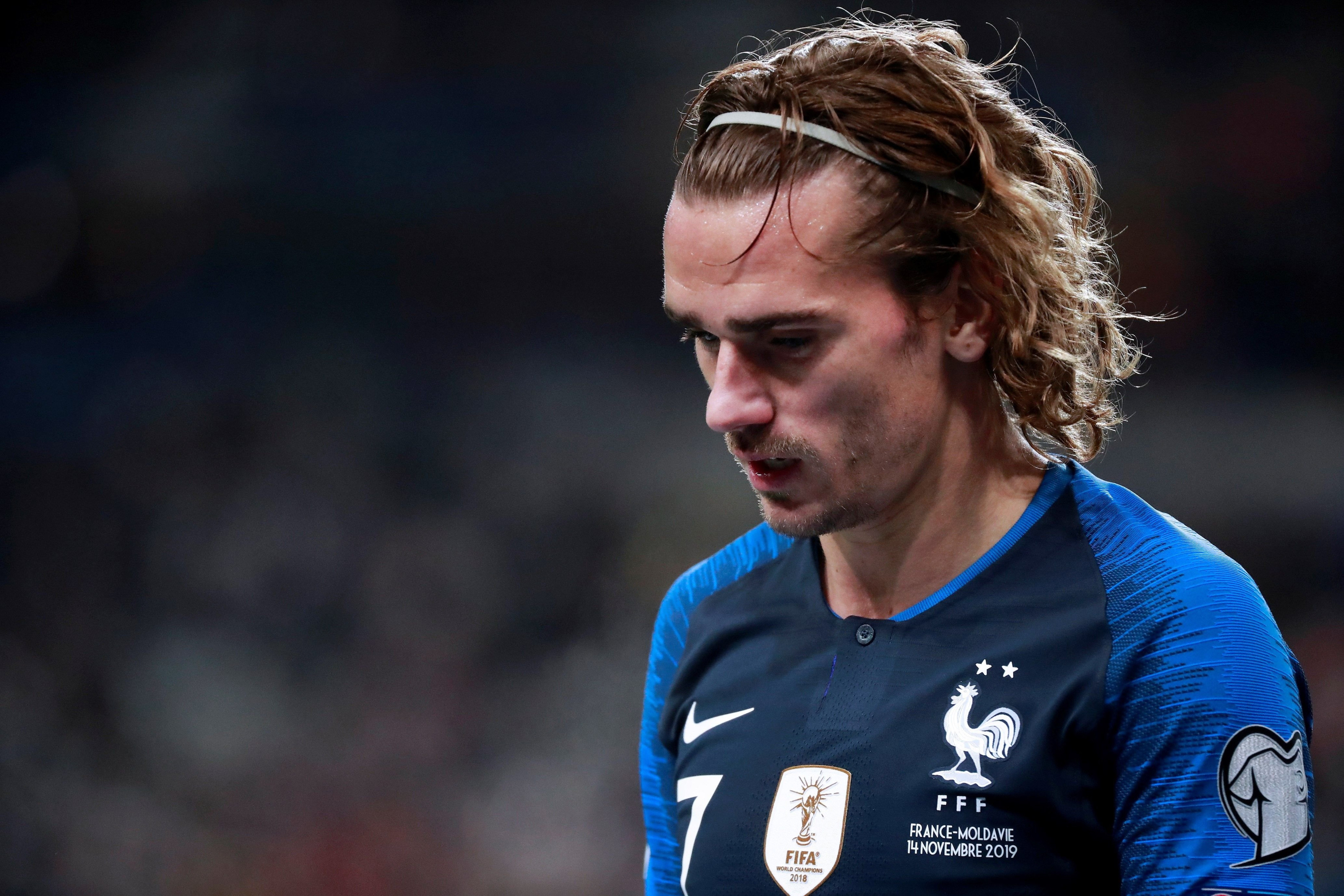 Griezmann, cabizbajo con la selección francesa contra Moldavia / EFE