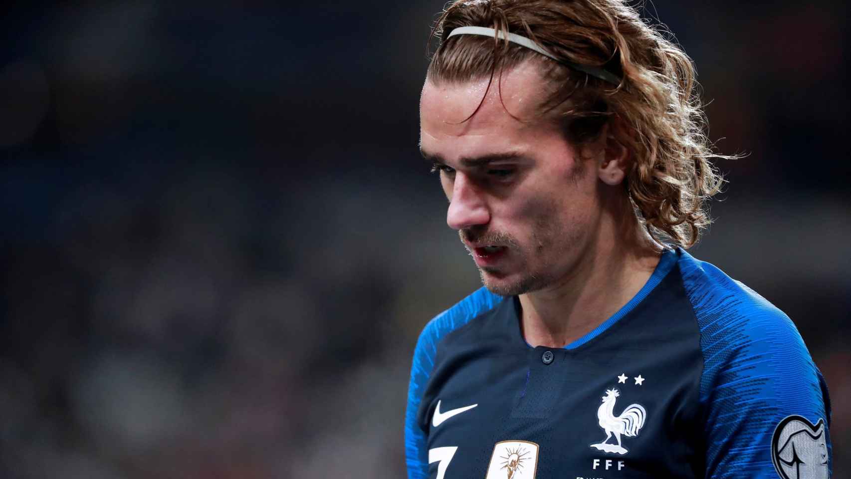 Griezmann, cabizbajo con la selección francesa contra Moldavia / EFE