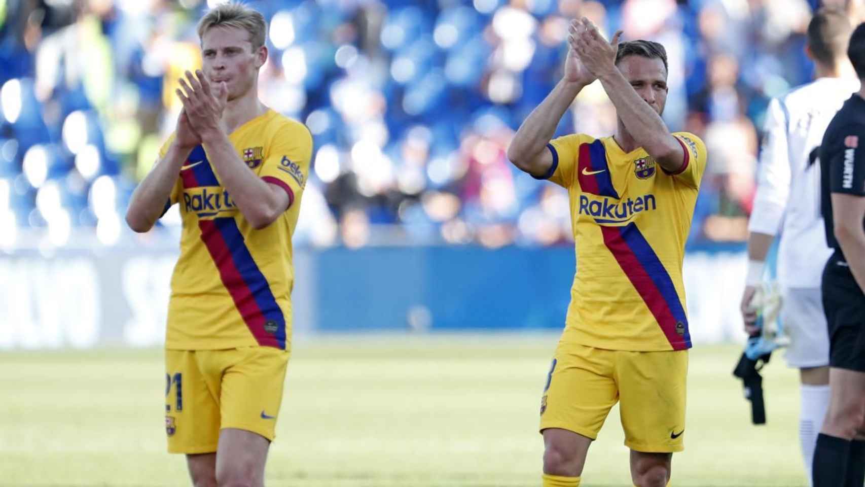 De Jong y Arthur agradeciendo el apoyo de la afición / FC Barcelona