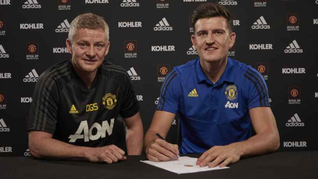 Solksjaer y Maguire en la presentación del central / EFE