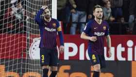 Una foto de Piqué y Rakitic durante la derrota ante el Sevilla