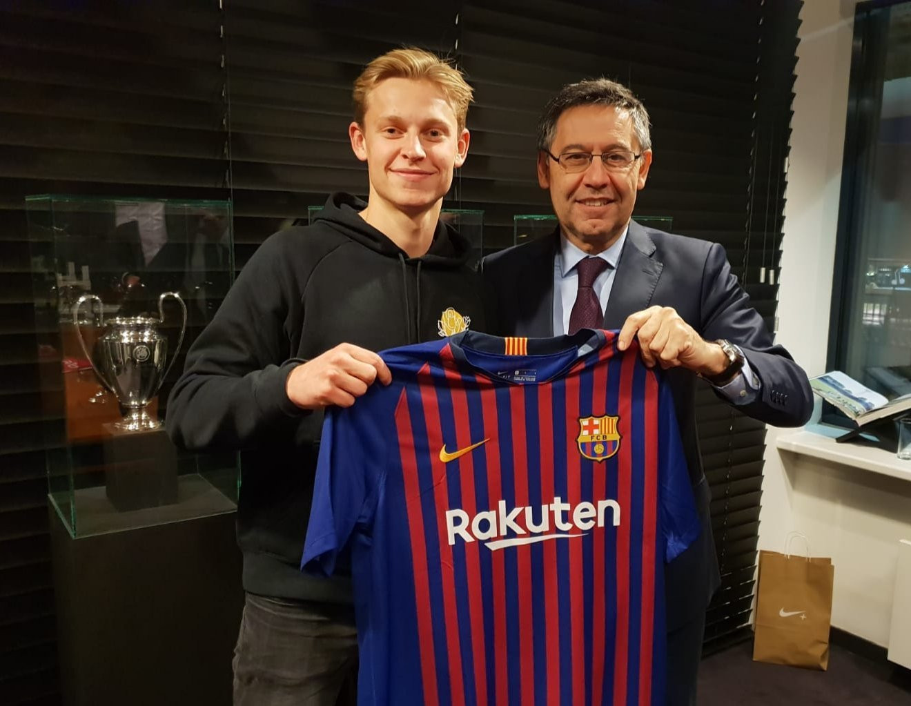 El presidente del Barça, Josep Maria Bartomeu, y Frenkie de Jong posan con la camiseta del Barça / FCB