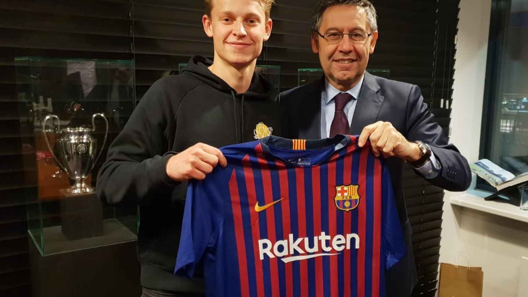 El presidente del Barça, Josep Maria Bartomeu, y Frenkie de Jong posan con la camiseta del Barça / FCB