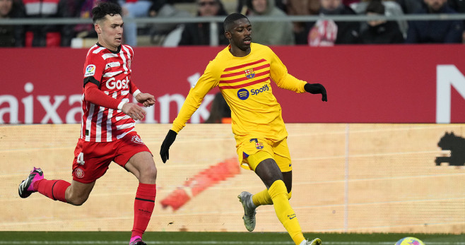 Arnau Martínez y Ousmane Dembelé, en una carrera para disputar el balón / EFE