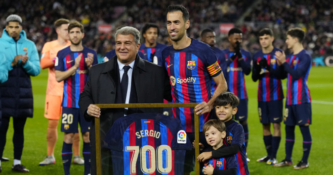 Laporta entrega a Busquets una camiseta conmemorativa / EFE