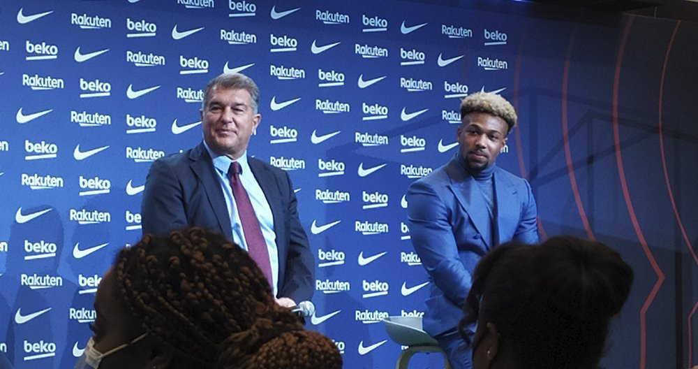 Joan Laporta y Adama Traoré, en la presentación del canterano con el Barça / Culemanía