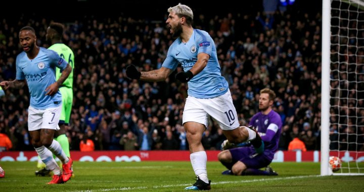 Kun Aguero celebrando uno de sus dos goles contra el Schalke 04 / EFE