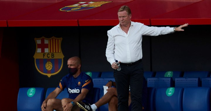 Ronald Koeman en el banquillo del Barça en el primer partido de pretemporada / EFE