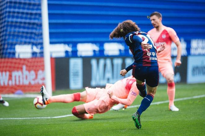 Cucurella marcándole al Barça en el último partido liguero del curso / EFE