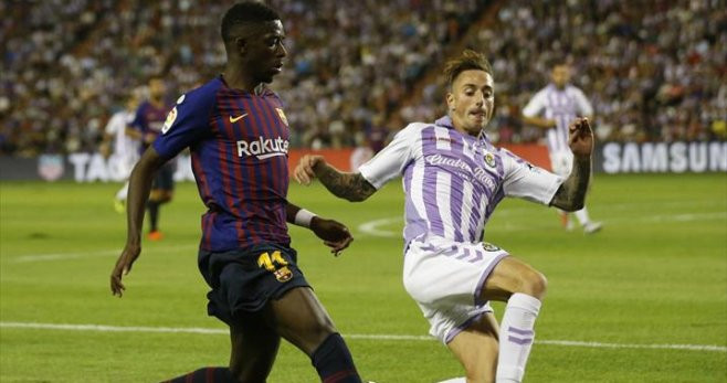 Ousmane Dembelé disputa un balón en el partido que enfrentó al Barça contra el Valladolid / EFE