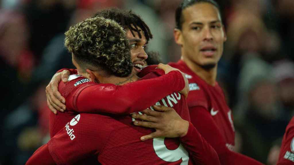 Los futbolistas del Liverpool celebran uno de los siete goles al Manchester United / EFE