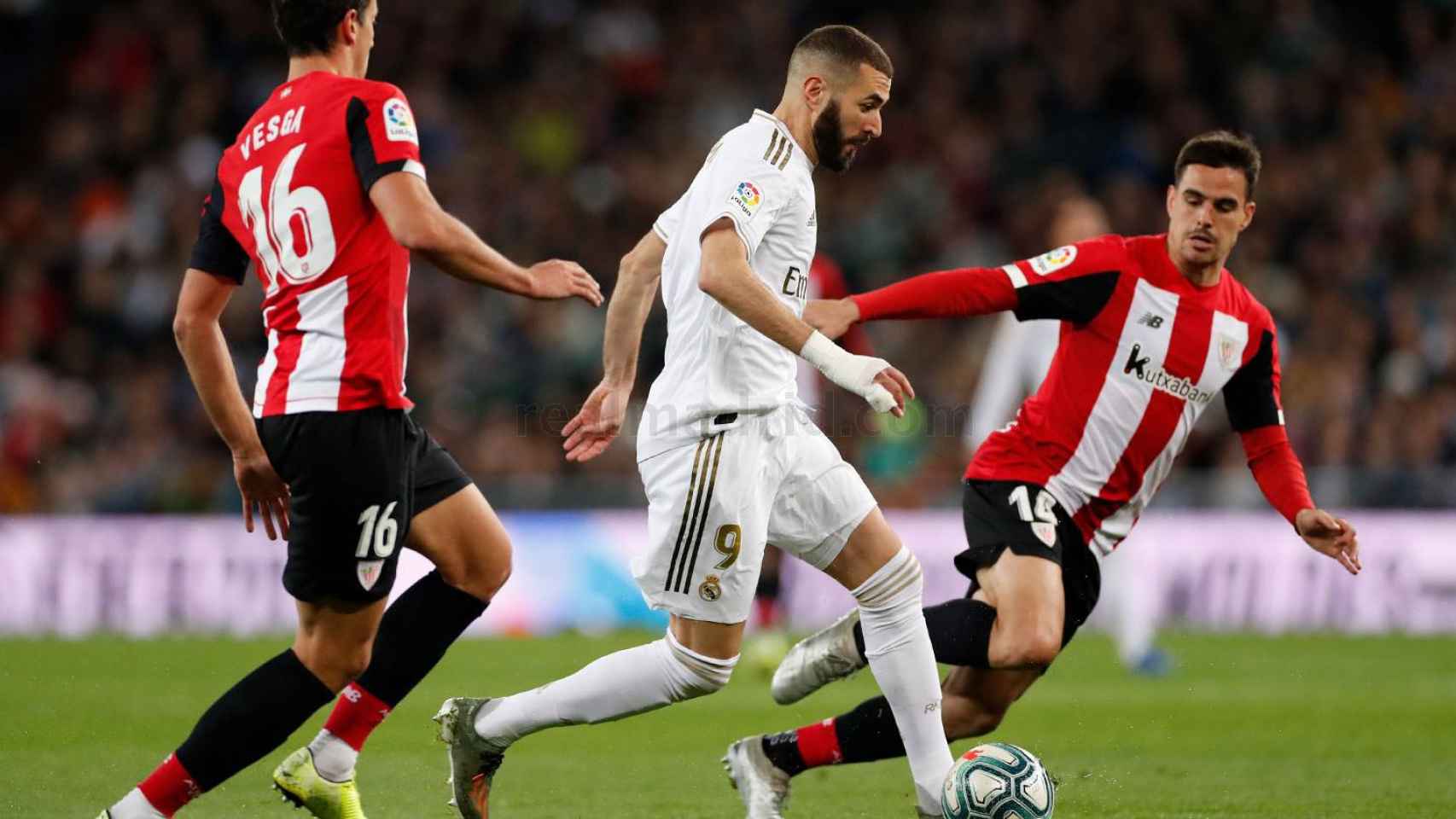 Benzema, en una acción contra el Athletic | EFE