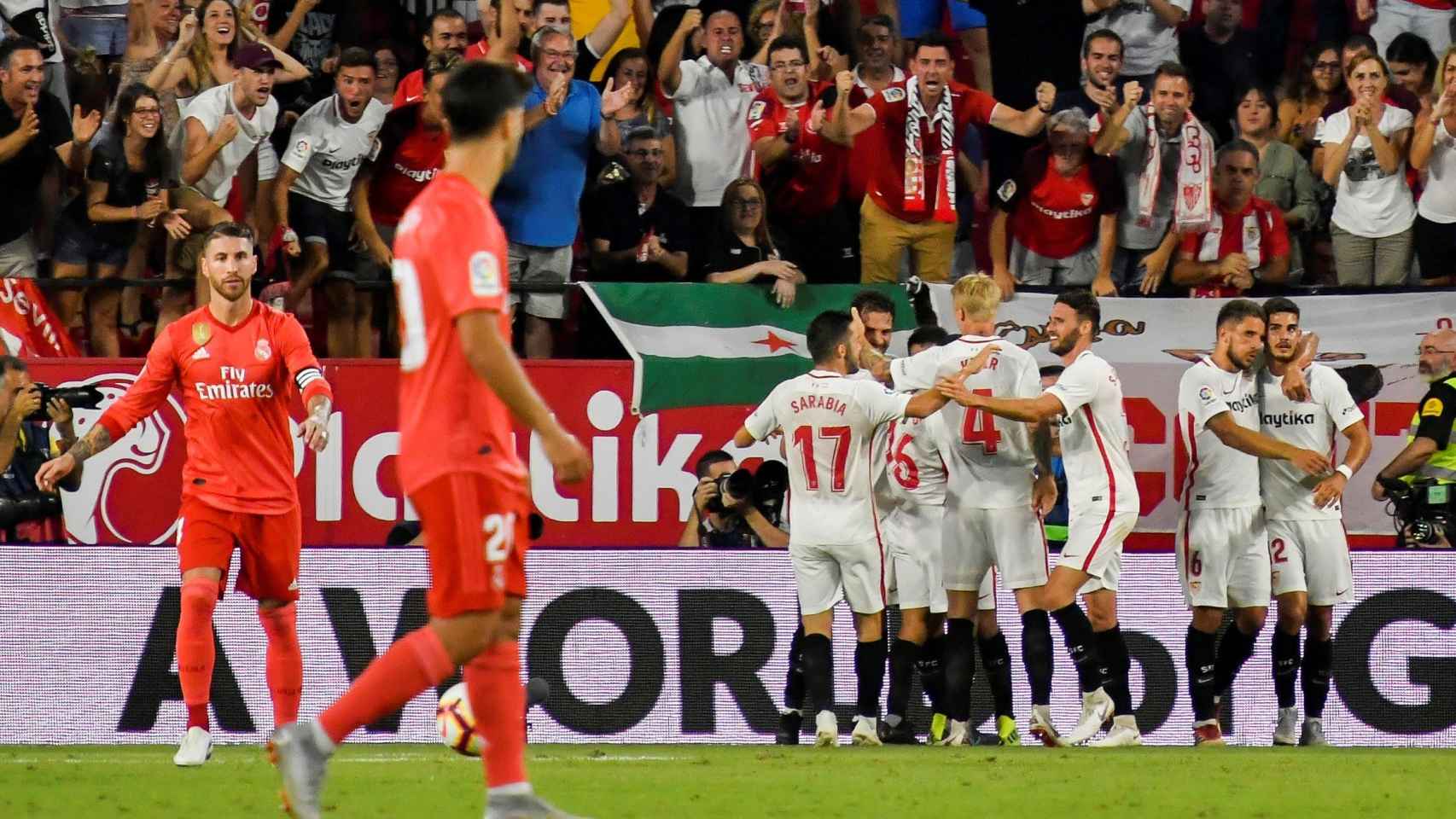 Los jugadores del Sevilla celebran un gol frente al Real Madrid / EFE