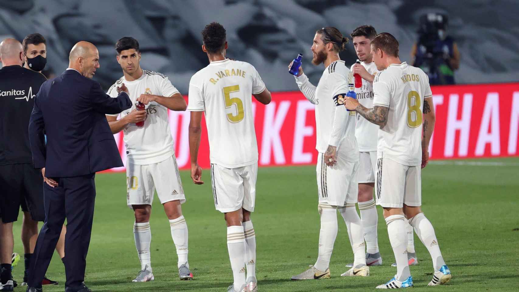 Zidane dando instrucciones a sus futbolistas durante la pausa de hidratación / EFE