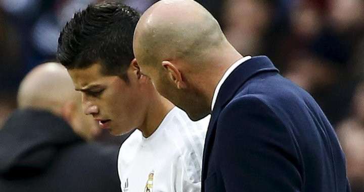 Zidane habla con James antes de que el colombiano entrara al césped / EFE