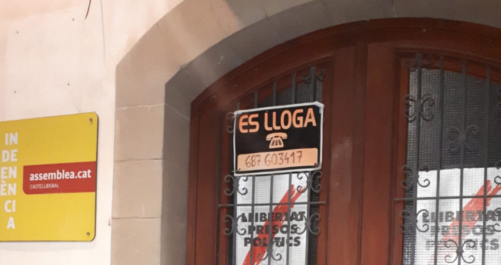 Una sede de la ANC con un cartel de 'se alquila' / TWITTER