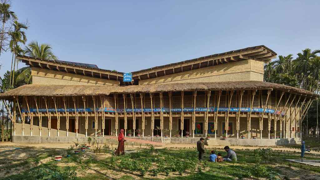 Edificio Anandaloy. Uno de los proyectos de Anna Heringer en Rudrapur (Bangladés), 2018 2020 / KURT HOERBST