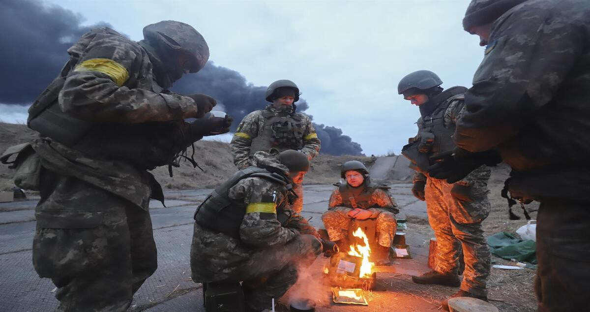 Militares ucranianos descansan en una zona cerca de Kiev, Ucrania, 27 de febrero de 2022 / EFE