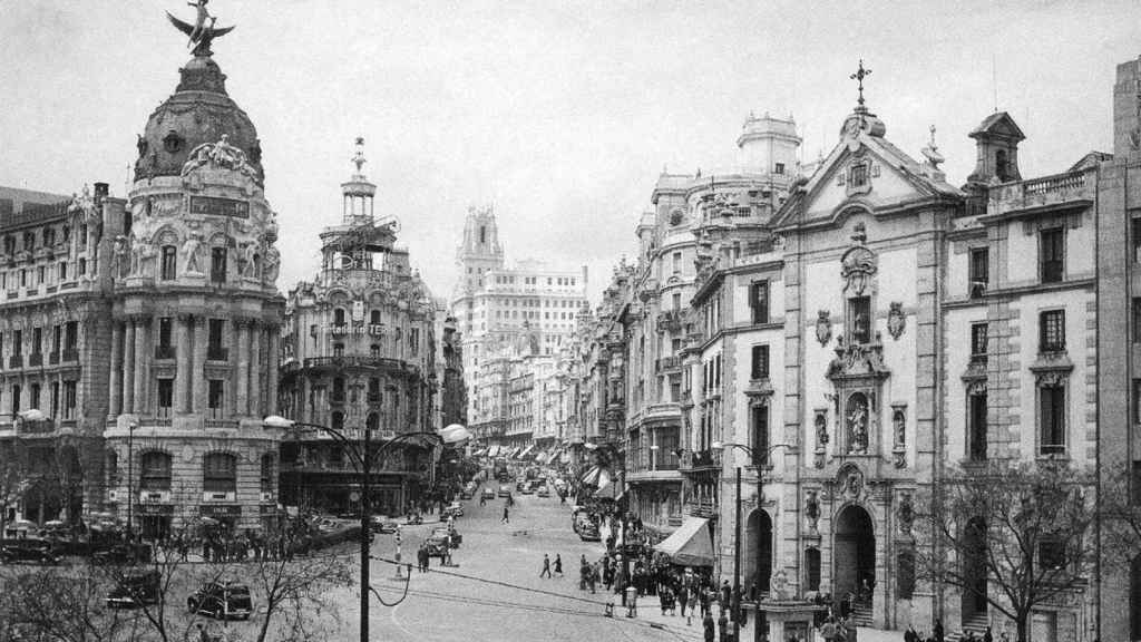 Una imagen de la Gran Vía tomada en los años 50 / BNE