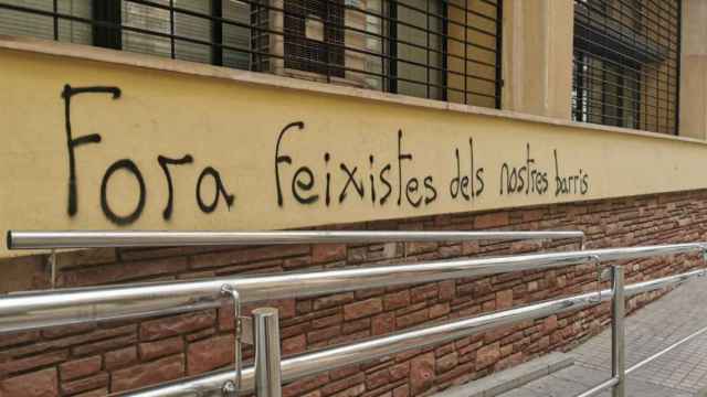 Pintadas contra Sociedad Civil Catalana en el centro cívico de Les Corts / CEDIDA
