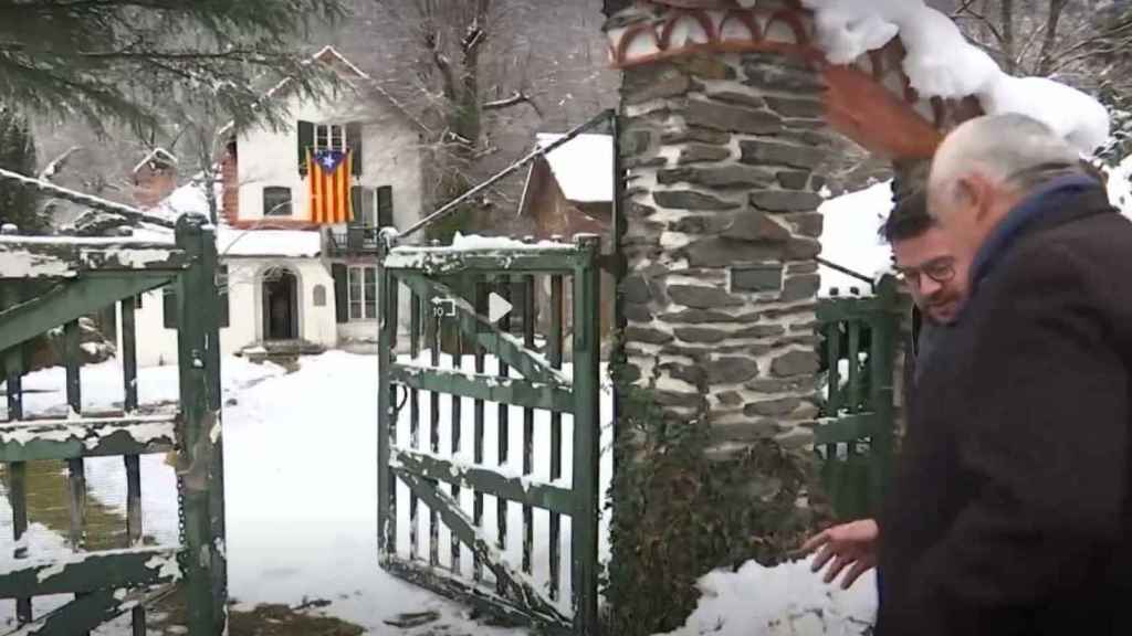 Pere Aragonès, visitando la casa de Francesc Macià en el sur de Francia, con una 'estelada' secesionista en su fachada / TV3