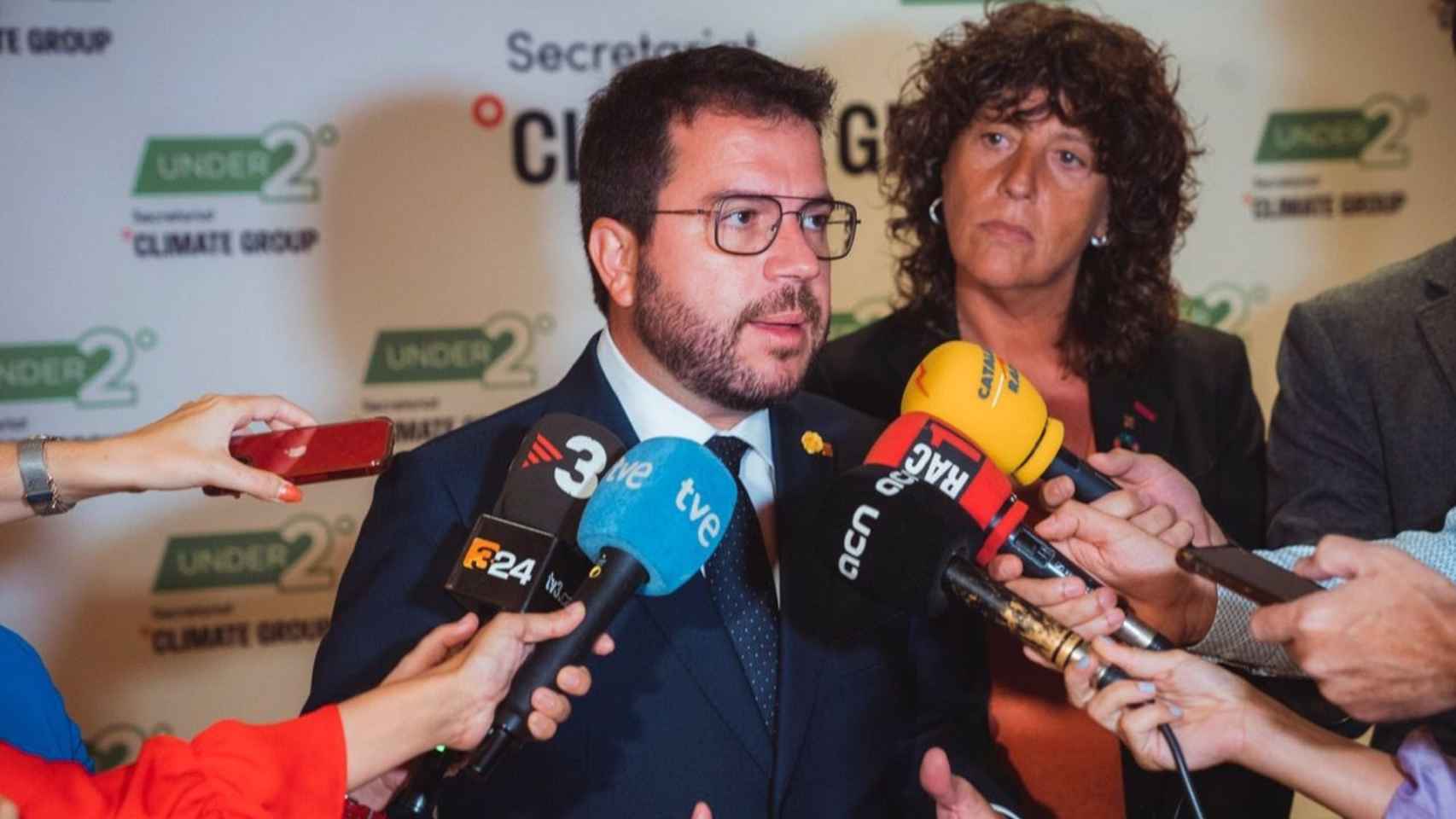 El presidente de la Generalitat, Pere Aragonès, y la 'consellera' de Acción Climática, Teresa Jordà, atendiendo a la prensa en Nueva York (Estados Unidos) / GOVERN