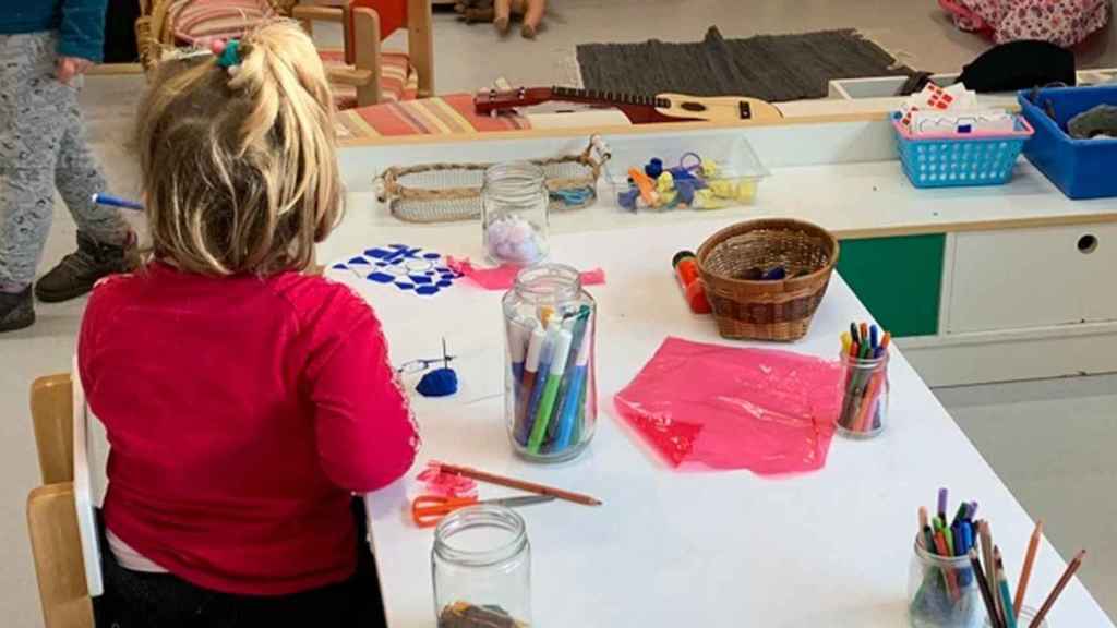 Una niña atendiendo a las indicaciones del profesorado en una guardería / EP