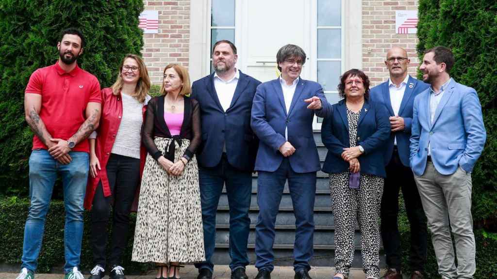 Puigdemont y Junqueras (ambos en el centro), flanqueados por los dirigentes de ERC indultados o encausados por el 'procés', Toni Comín y el rapero Valtònyc (a la izquierda), ante el chalet del fugado en Waterloo / VÍCTOR TUDA - EUROPA PRESS