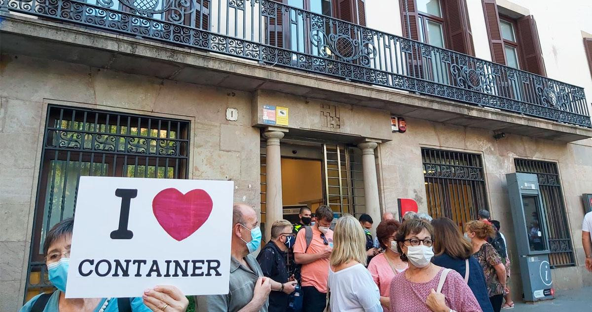 Imagen de la concentración contra la recogida de basuras puerta a puerta en Sant Andreu / CG