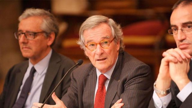 Antoni Vives (d), exteniente de alcalde de Barcelona, con el alcalde entre 2011 y 2015, Xavier Trias (c) / EFE