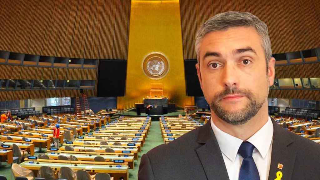 El consejero de Exteriores del Govern, Bernat Solé, con la sede de la Asamblea General de la ONU de fondo / FOTOMONTAJE CG