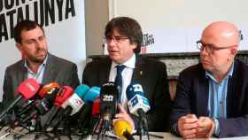 Carles Puigdemont (c), junto a Gonzalo Boye (d) y Toni Comín (i) en Bruselas / EFE