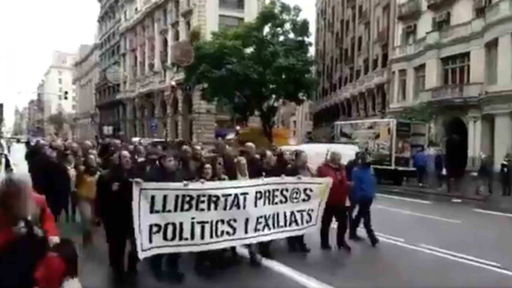 Manifestación de alcaldes independentistas en el centro de Barcelona / TWITTER